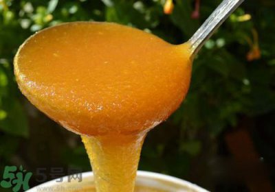 ​蜂蜜放在冰箱里结白晶是怎么回事？蜂蜜放在冰箱里结白晶可以吃吗？