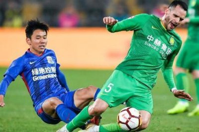 ​闹剧，国安球迷问候李运秋九十分钟随后因犯规被红牌罚下
