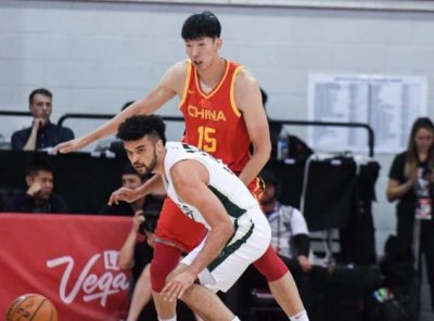 ​中国男篮负雄鹿，谁注意周琦数据？大魔王继续发威！三分有点差