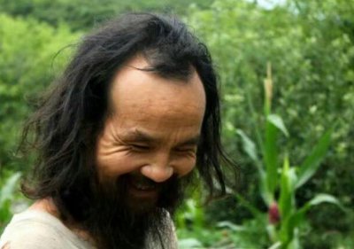 ​男子看破红尘抛开一切，独自前往深山修行20年，从男孩变成大叔