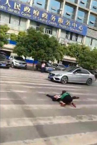 男子当街给女友下跪，女子不理不睬反手一巴掌，随后让她追悔莫及