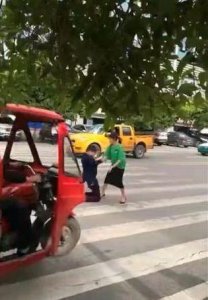 ​男子当街给女友下跪，女子不理不睬反手一巴掌，随后让她追悔莫及